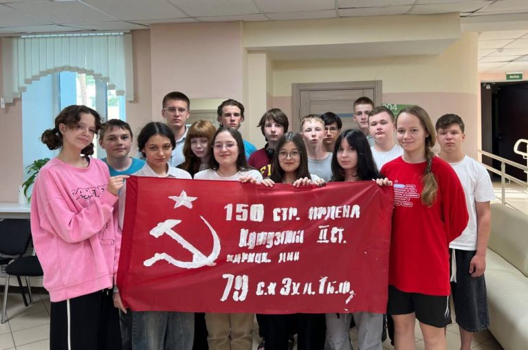 Ребята из «Дуслыка» нарисовали Знамя Победы ко Дню памяти и скорби